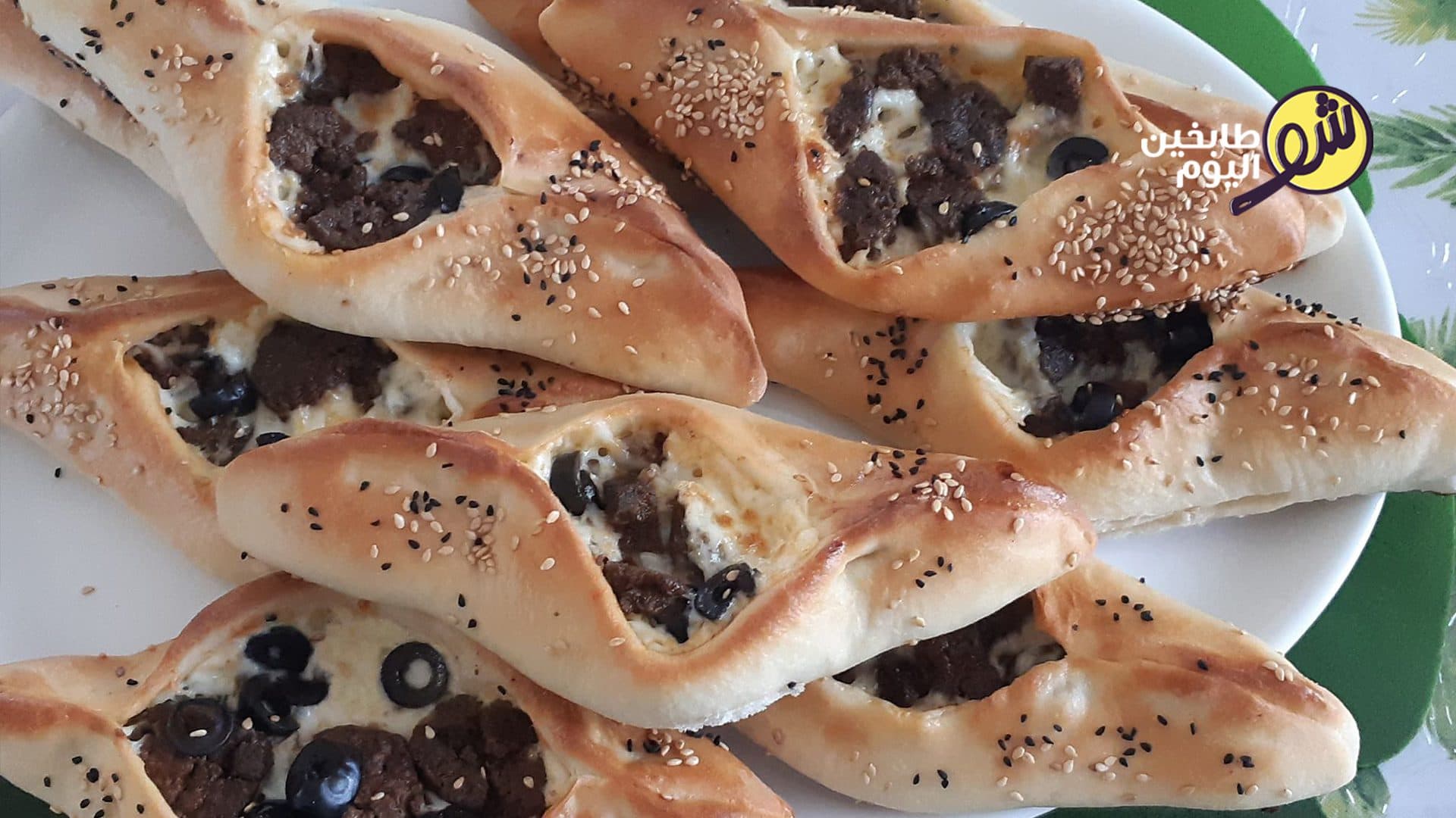 فطاير السجق والموزاريلا